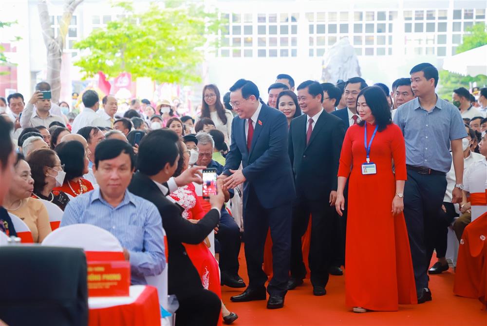 Trường THPT Nguyễn Duy Trinh đón nhận Huân chương Lao động hạng Nhất